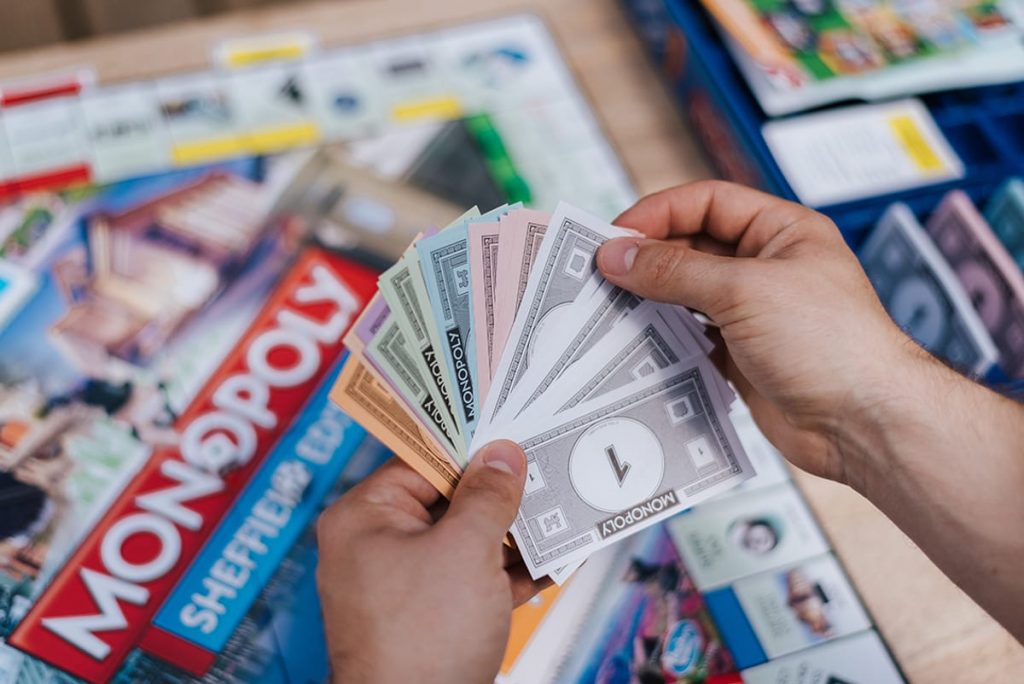 Qué es el Monopoly y cómo se juega